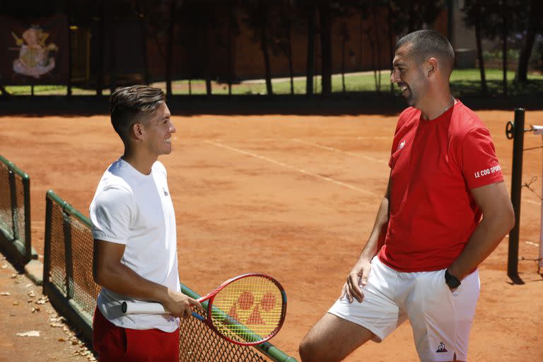 El tenista Sebastián Báez junto con su entrenador, Sebastián Gutiérrez.