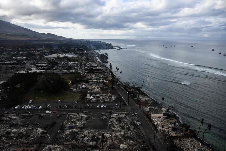 El incendio forestal dejó una ciudad hawaiana histórica carbonizadas y ha matado al menos a 55 personas,