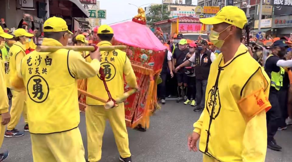 白沙屯媽祖走到一半停下來，突然開始轉圈。（圖／翻攝自白沙屯媽祖網路電視台 YT）