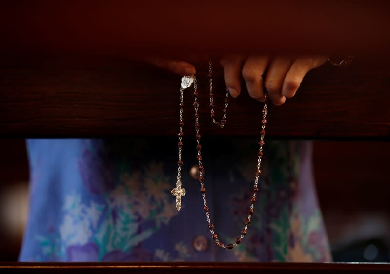 Una mujer ora en la Iglesia de Santa Cruz Church, antes de la visita del papa Francisco a Tailandia, en Bangkok