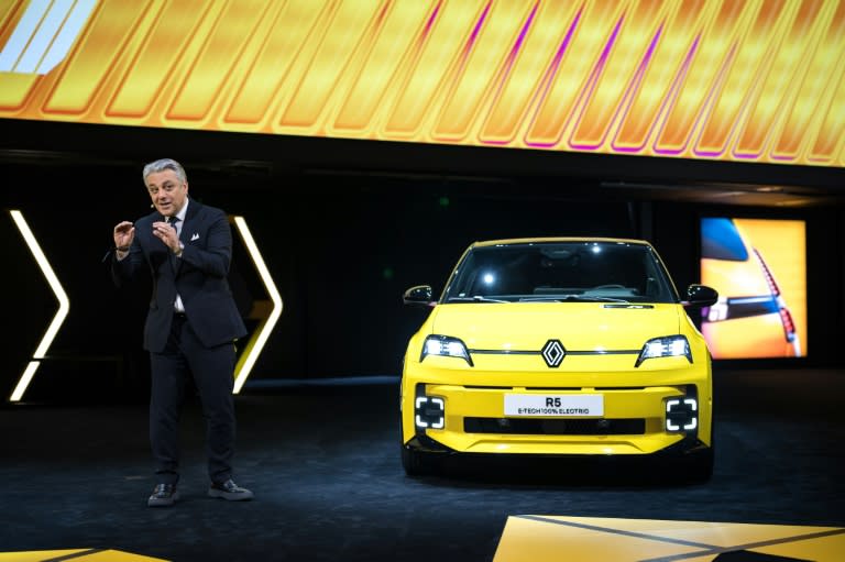 Luca De Meo, directeur général du groupe Renault, lors de la présentation de la nouvelle Renault électrique R5 E-Tech, le 26 février 2024 au Salon international de l'automobile de Genève (Fabrice COFFRINI)