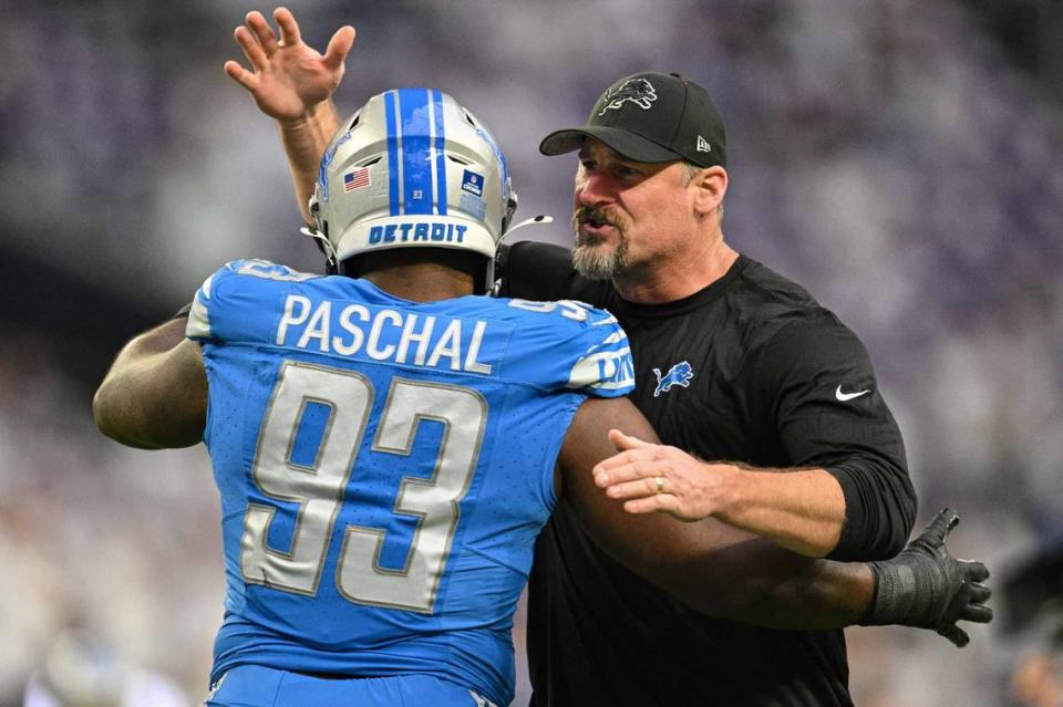 Dan Campbell ha conseguido grandes cosas desde que fue nombrado como entrenador de los Lions, en enero del 2021. Hace apenas dos semanas llevó al equipo a la postemporada por primera vez en 30 años en la historia del club y la pasada semana logró la primera victoria de Detroit en playoffs en 32 años.