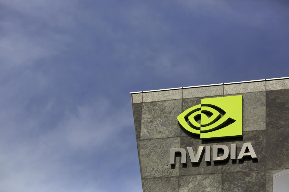 Das Logo des Technologieunternehmens Nvidia ist am 11. Februar 2015 in seinem Hauptsitz in Santa Clara, Kalifornien, zu sehen. Nvidia Corp meldete am Mittwoch höhere Quartalsergebnisse, die die Erwartungen der Wall Street übertrafen, und ließ seine Aktien steigen, da der Hersteller von Grafikchips versuchte, seinen Fokus zu verstärken auf Hochleistung.  - Ende der Autos.  Nvidia versucht mit seiner Tegra-Chipreihe für mobile Geräte und zunehmend auch für Autos, seine Grafiktechnologie über die schwächelnde PC-Branche hinaus auszubauen.  REUTERS/Robert Galbraith (USA - Tags: Logo für wissenschaftliche Technologieunternehmen)