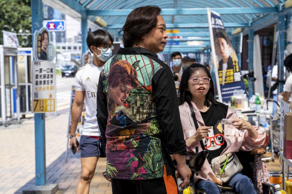 2020年7月11日，劉偉聰在美孚地鐵站外拉票。