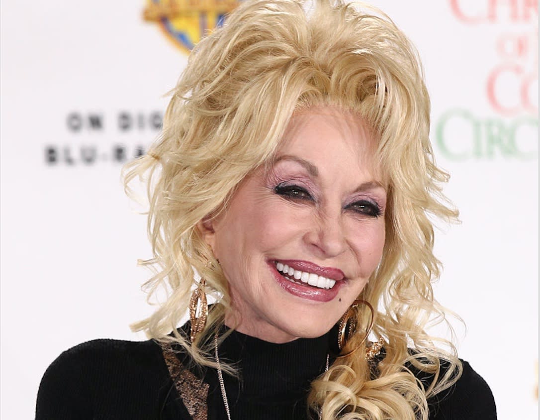 Dolly Parton is giving an incredibly generous gift to victims of the Tennessee wildfires