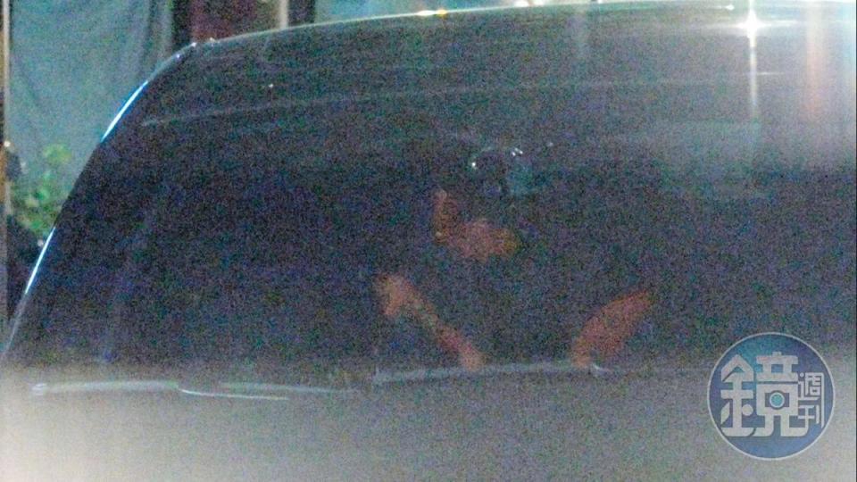 21：29，2人在車上聊了近半小時，趙怡（左）下車前已將口罩摘下，與美魔女（右）親密貼臉親吻。
