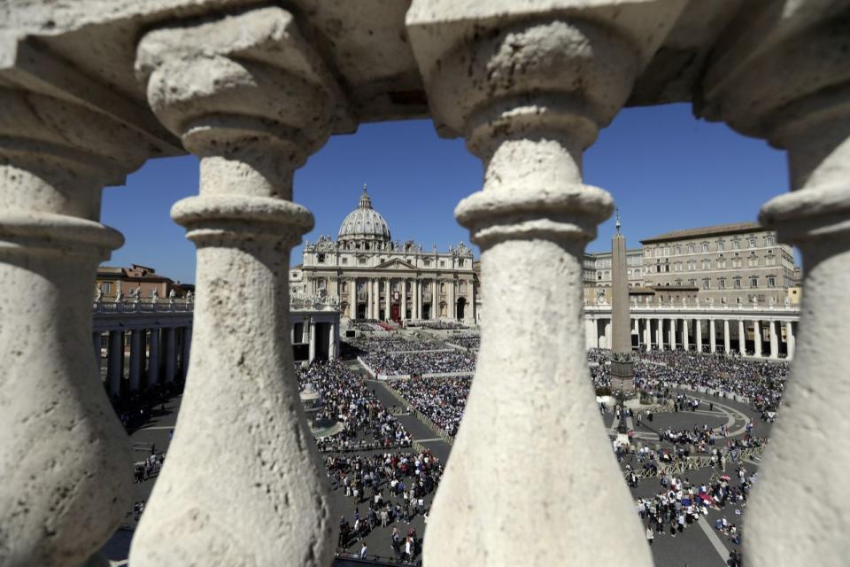 <p>Tausende Menschen pilgern in den Vatikan, wo Papst Franziskus die Palmsonntagsmesse abhält. (Bild: Alessandra Tarantino/AP) </p>