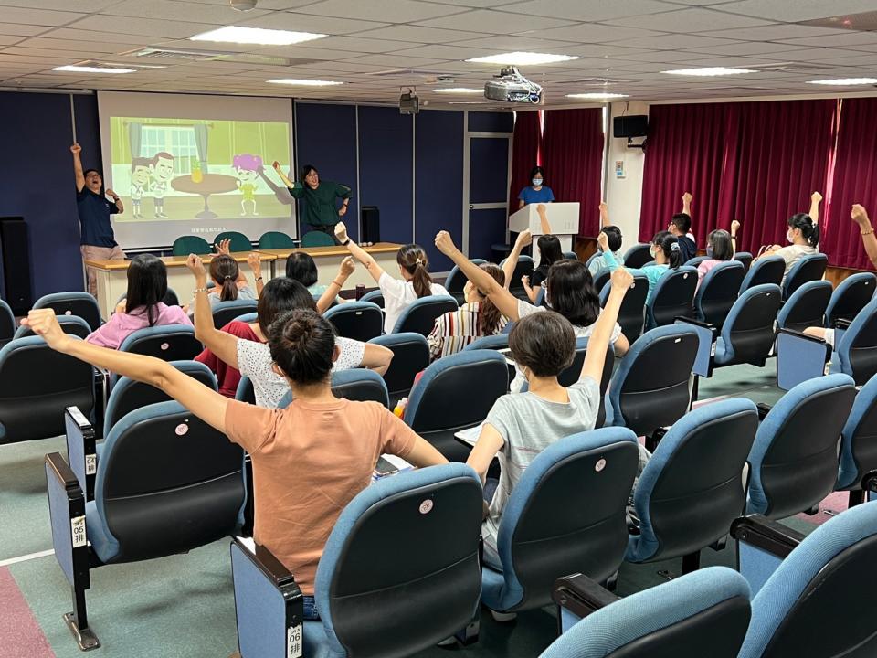 運用手語律動融入幼兒園教學活動。