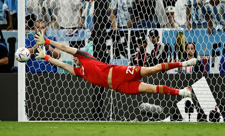 Foto del viernes del arquero de Argentina Emiliano Martinez atajando el penal al neerlandés Virgil van Dijk