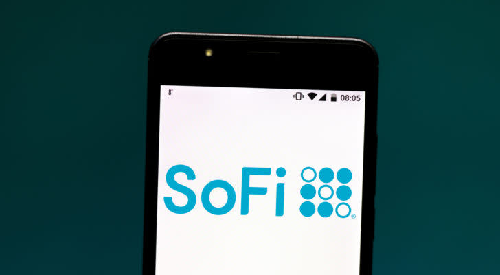 išmaniajame telefone rodomas socialinių finansų („SoFi stock“) logotipas.