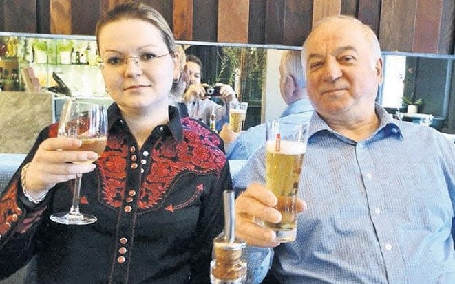  Sergei Skripal with his daughter Yulia at a restaurant believed to be Zizzi's. - News Scans