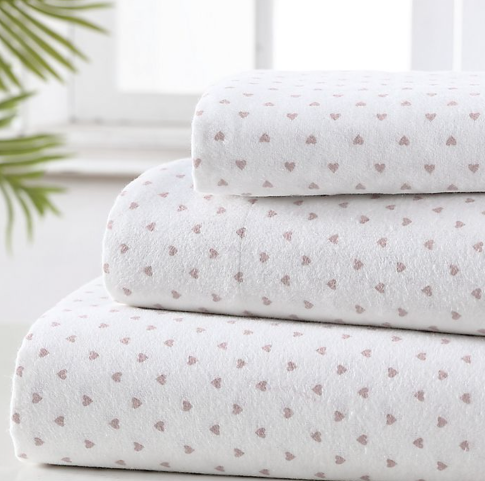 UGG Juvie Flannel Full Sheet Set in Pink Multi Stars (Photo via Bed Bath & Beyond)