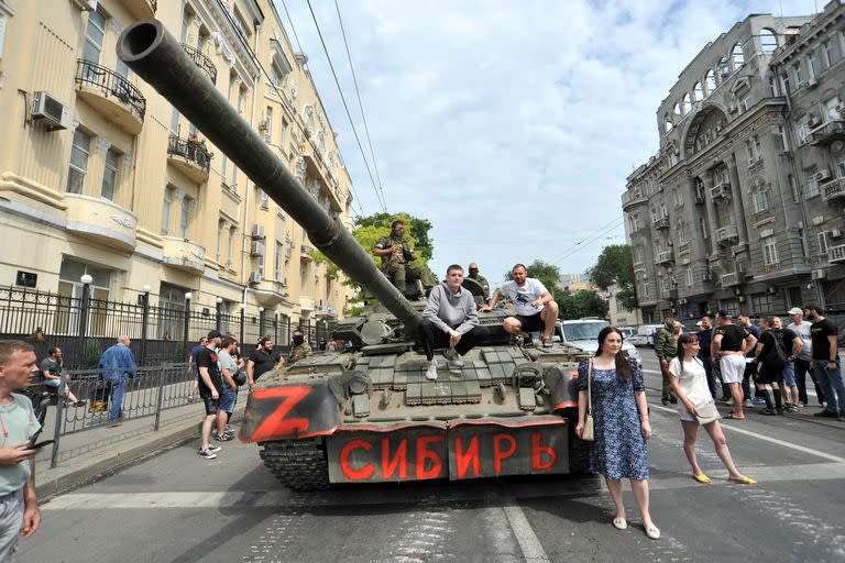 Vehículos del Grupo Wagner en las calles de Rostov-on-Don, sur de Rusia, el 24 de junio