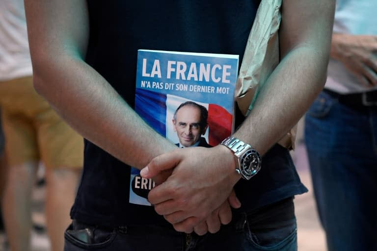 Un lecteur tient le dernier livre d'Eric Zemmour, le 17 septembre 2021 à Toulon - Nicolas TUCAT © 2019 AFP