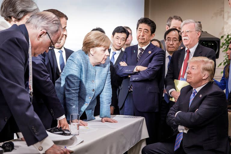 La canciller alemana, Angela Merkel, habla con el presidente de Estados Unidos, Donald Trump, durante el segundo día de la reunión del G7 en la ciudad de Charlevoix, La Malbaie, Quebec, Canadá, el 9 de junio de 2018