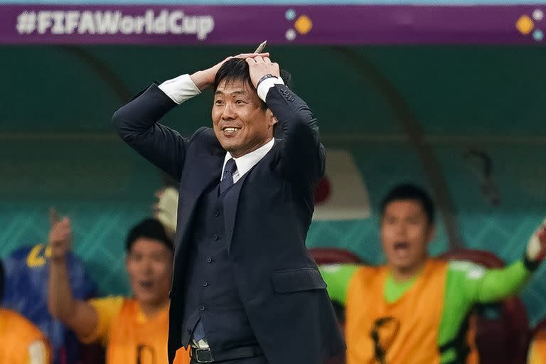 El director técnico japonés Hajime Moriyasu reacciona en la victoria de Japón ante Alemania; ahora puede dar otro paso en Qatar 2022