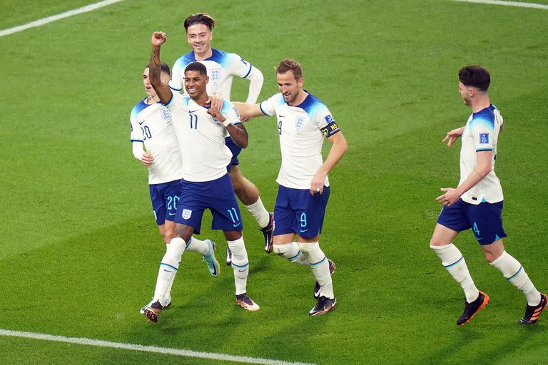El inglés Marcus Rashford festeja el quinto gol de su equipo ante Irán