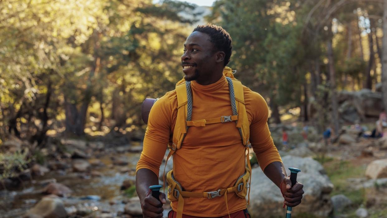  Man hiking. 