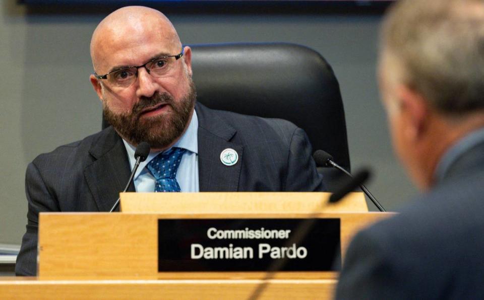 El comisionado Damián Pardo escucha a un orador durante una reunión de la Comisión Municipal de Miami, el jueves 25 de abril de 2024, en el Ayuntamiento de Miami, en Coconut Grove.