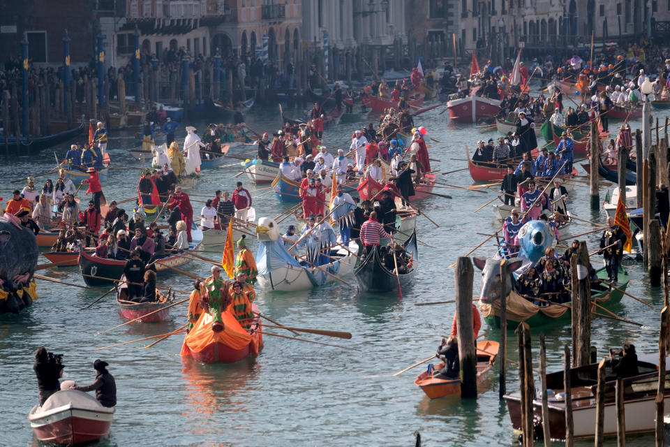 Las fotos del Carnaval de Venecia que muestran lo abarrotado que está