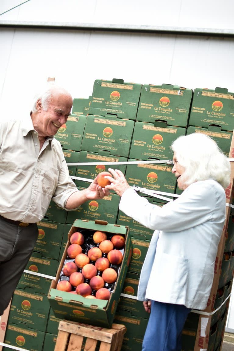 Tras alejarse del periodismo, la pareja de Mónica y César se dedicó a la producción agropecuaria y sus productos fueron distinguidos por su calidad