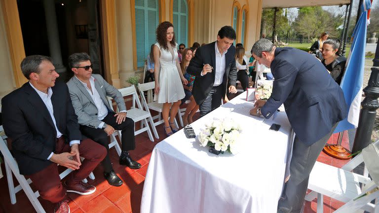 Mariela y Guillermo eligieron casarse en el parque Avellaneda