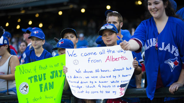 Mariners players aren't happy their club selling Blue Jays gear