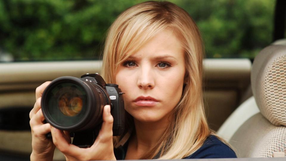 Kristen Bell holding a camera as Veronica Mars