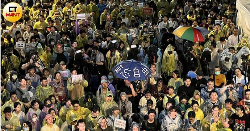 群眾聚集在青島東路，對藍白立委表達抗議。（圖／劉耿豪攝）