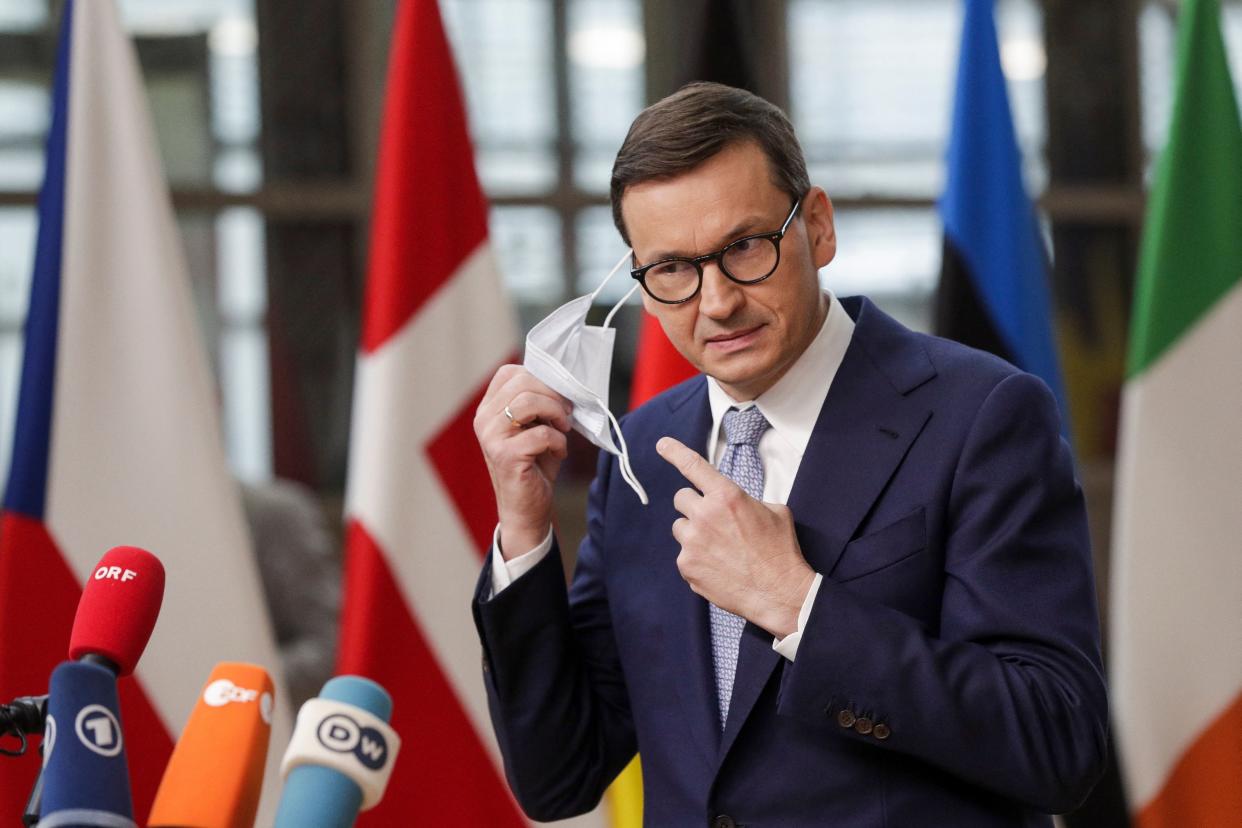 Polens Premier Mateusz Morawiecki spricht vor dem Gipfel mit Reportern (Bild: AFP / POOL / Olivier HOSLET)