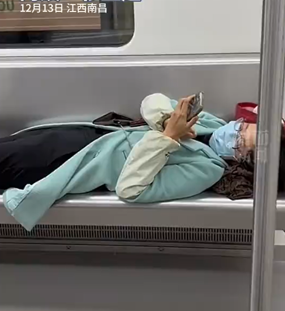 <strong>一女子搭地鐵時橫躺著滑手機，一個人佔了大半的座位。（圖／翻攝微博@杭州日報）</strong>