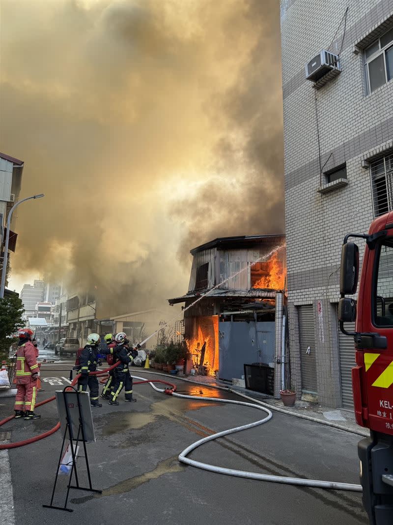 台中洲際棒球場一旁的鐵皮工寮發生火警，火勢延燒到一旁2戶住家。(圖／翻攝畫面)
