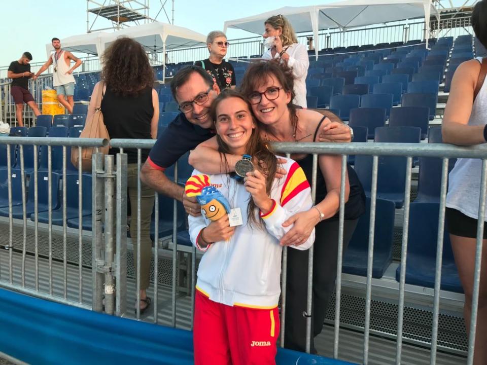 La waterpolista Bea Ortiz junto a sus padres David Ortiz y Lola Muñoz. Foto: Bea Ortiz.