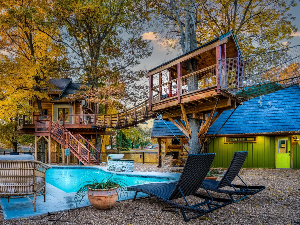 An Arkansas man spent 2 years building a treehouse as a retirement project. He's..