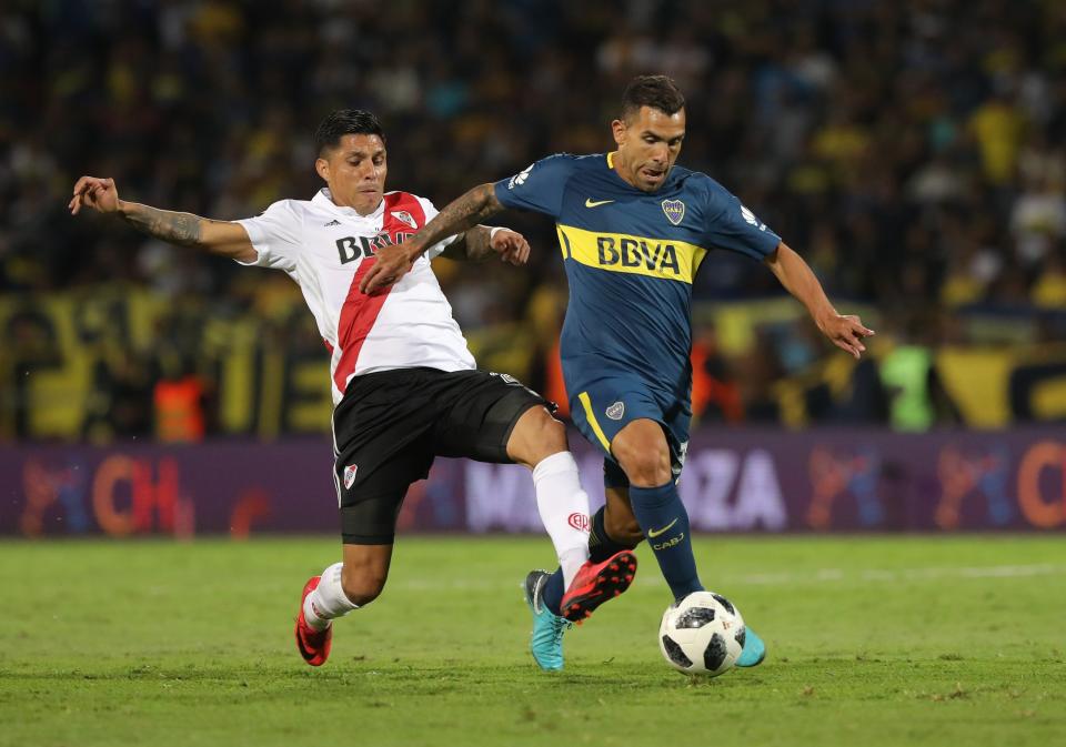 Carlos Tevez de Boca Juniors disputa el balón con Enzo Pérez de River Plate durante la final de la Supercopa Argentina en el estadio Malvinas Argentinas en Mendoza (Argentina). EFE/Nicolás Aguilera.