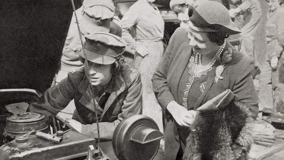 Königin Elizabeth II. lernte als Prinzessin beim Militär das LKW-Fahren, Reifenwechseln und Motorenreparieren. Ihre Mutter daneben ist <em>amused</em> (erfreut). (Bild: Universal History Archive/UIG via Getty Images)