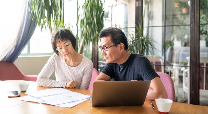 A couple calculates how much money they can withdraw from their account during their retirement.