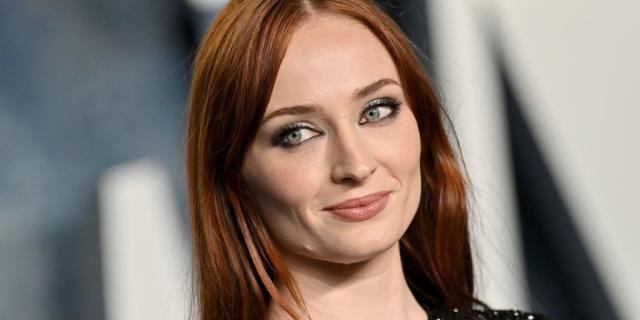 Sophie Turner's Dark Red Hair Is A Dramatic Return To Her Signature Color