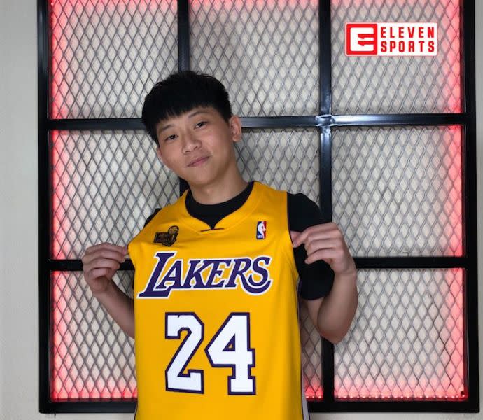 王裕賢開箱KOBE球衣照。ELEVEN SPORTS提供