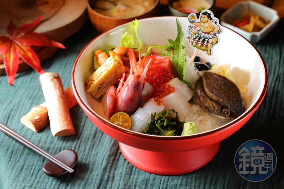 「海底總動員」是豪華澎湃的海鮮丼，多人共享也夠飽足。（880元／份）