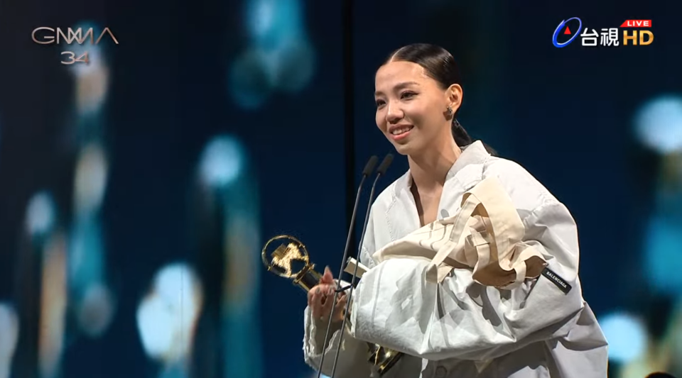 ▲▼徐佳瑩（下）奪下「最佳作曲人獎」，洪佩瑜（上）則榮獲「最佳新人獎」。