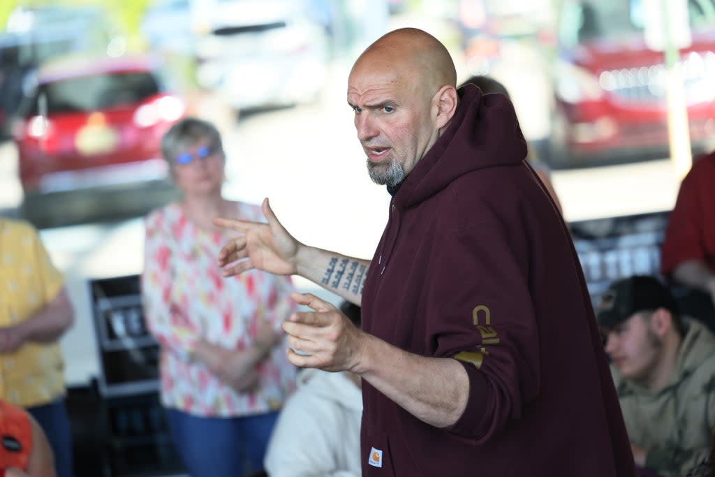 El vicegobernador de Pensilvania, John Fetterman, hace campaña para el Senado de los Estados Unidos en un encuentro y saludo en el aeropuerto Joseph A. Hardy Connellsville el 10 de mayo de 2022 en Lemont Furnace, Pensilvania (Getty Images)