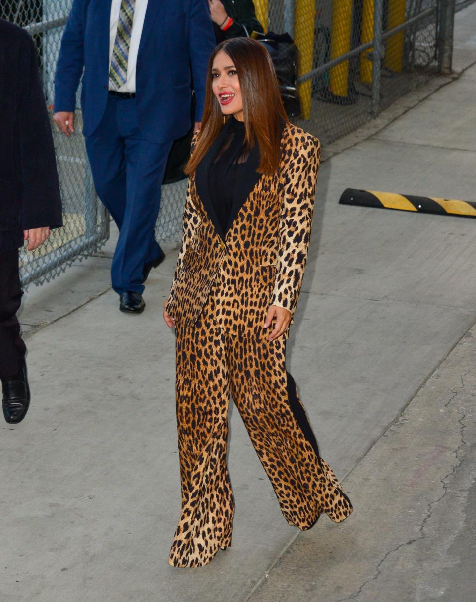 <p>Regia lució la actriz con este conjunto de pantalón y chaqueta con estampado de leopardo. </p>