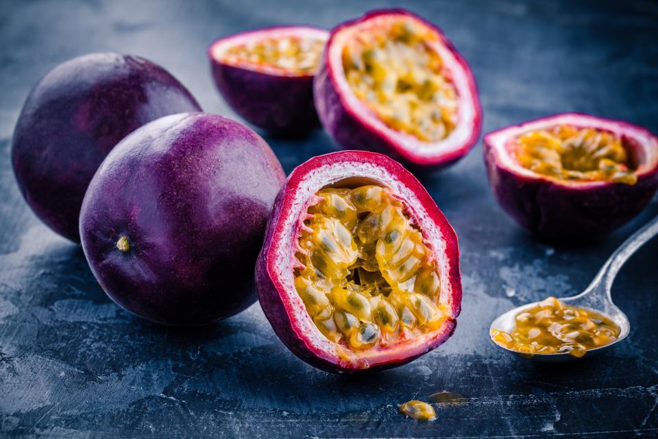 Die violetten Passionsfrüchte schmecken süß und lassen sich löffeln wie Kiwis (Bild: Getty Images)