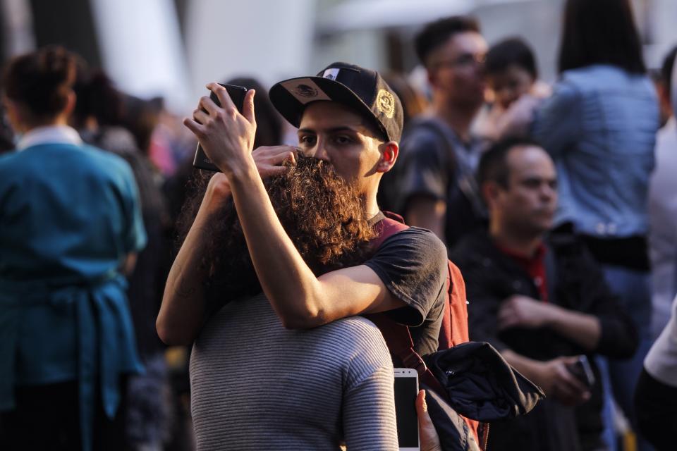 <p>MEX61. CIUDAD DE MÉXICO (MÉXICO), 16/02/2018.- Personas desalojan un centro comercial tras un sismo registrado hoy, viernes 16 de febrero de 2018, en Ciudad de México (México). Un fuerte sismo de magnitud 7 sacudió hoy la Ciudad de México, el centro y sur del país a las 17:39 horas locales (23:39 GMT) con epicentro en las costas del Pacífico, informó el Servicio Sismológico Nacional. EFE/Sáshenka Gutiérrez </p>