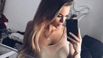 Sexy Selfie: Jessica Paszka in Hotpants und Netztstrumpfhose
