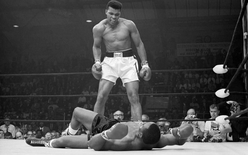 Zweimal trafen Muhammad Ali und der langjährige Weltmeister Sonny Liston in ihrer Karriere aufeinander. Im ersten Duell siegte Ali nach sieben Runden, im zweiten beförderte er Liston schon in Runde eins (Bild) zu Boden. Ali beherrschte über rund 15 Jahre den Boxsport. Das Internationale Olympische Komitee wählte ihn zum "Sportler des Jahrhunderts". Er starb am 3. Juni 2016. (Bild: Bettmann / Getty Images)