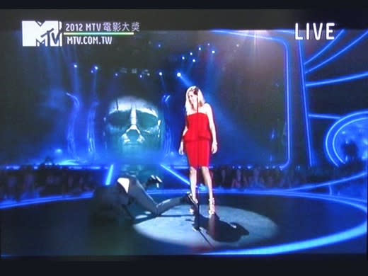 莎莉賽隆在舞台上海扁麥克法斯賓達。（圖／翻攝MTV）