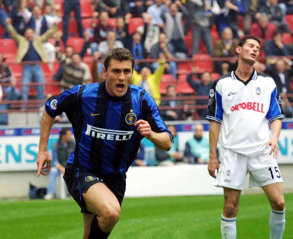 Christian Vieri corre y grita celebrando un gol mientras un jugador de la Atalanta se lamenta detrás