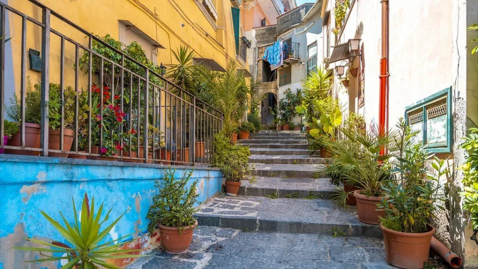 Callejón estrecho en Nápoles, Italia.